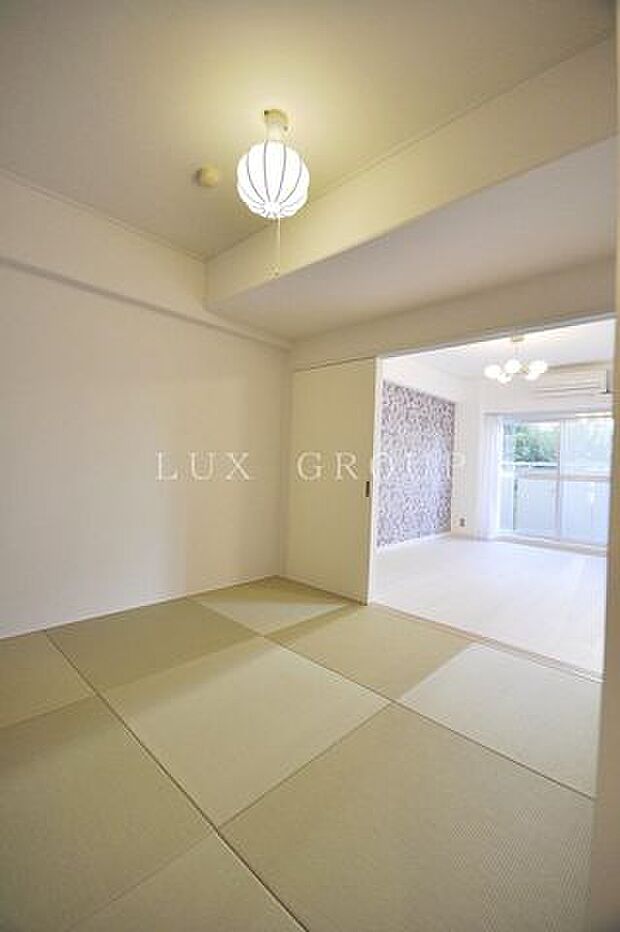 洋風の空間に調和する個性ある和室。変化を楽しむことができる琉球畳を使用。