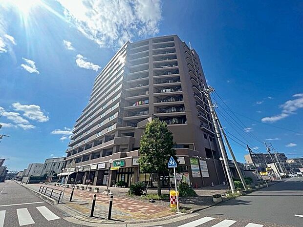 駅徒歩3分の好立地！線路・踏切とは反対側に面したお部屋のため、室内では電車の音をほとんど感じません。周辺は歩道も広く、安全に歩きやすい環境です♪