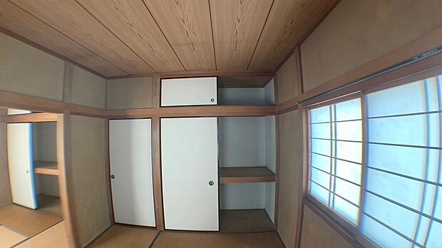 ２階６畳の和室は収納スペースが多く設けられております。布団等の大きな収納は勿論の事、季節ものの収納にも困りません。
