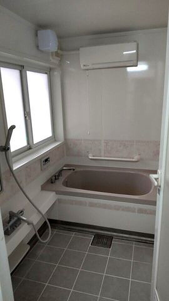 窓のある明るい浴室　浴室内暖房・乾燥・換気すべて完備です。