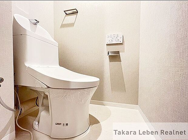 ウォシュレット機能付きのトイレは壁掛けリモコンの上位グレードを採用しております。