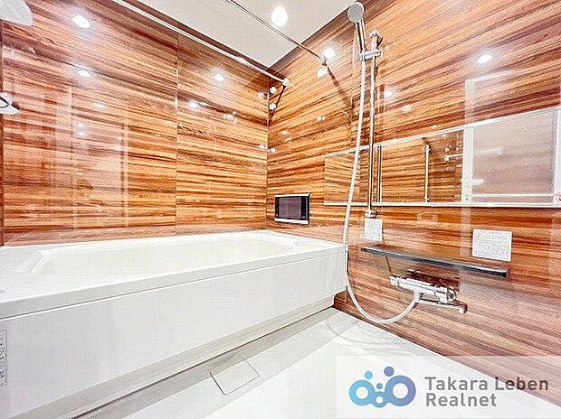 1216のユニットバス。浴槽上部には2本設置されたランドリーパイプがあり、浴室乾燥機機能も付いている為、雨風がある際の室内干し等にご利用いただけます。
