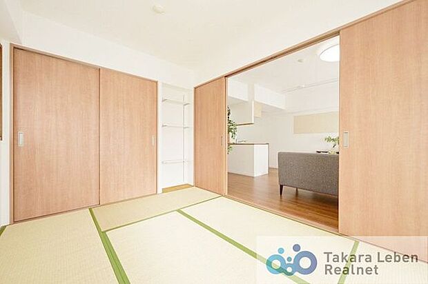 約6.0帖和室は、クローゼットや扉などどこか洋の雰囲気も感じさせるお洒落な空間になっております。