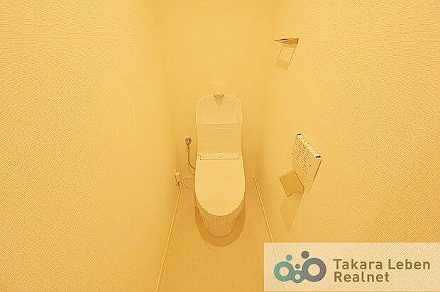 ウォシュレット機能付きのトイレは壁掛けリモコンの上位グレードを採用。便座がスッキリした印象となり、限られた空間を広く見せる効果があります。