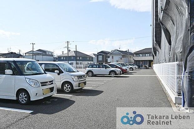 敷地内に平面駐車場を兼ね備えており、ご家族でのお車のご移動がスムーズに行えます。