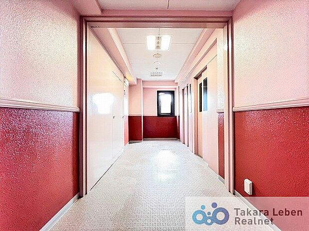 共用部の廊下は十分なスペースを確保しており、荷物を持ってのご移動もストレスなく行えます。