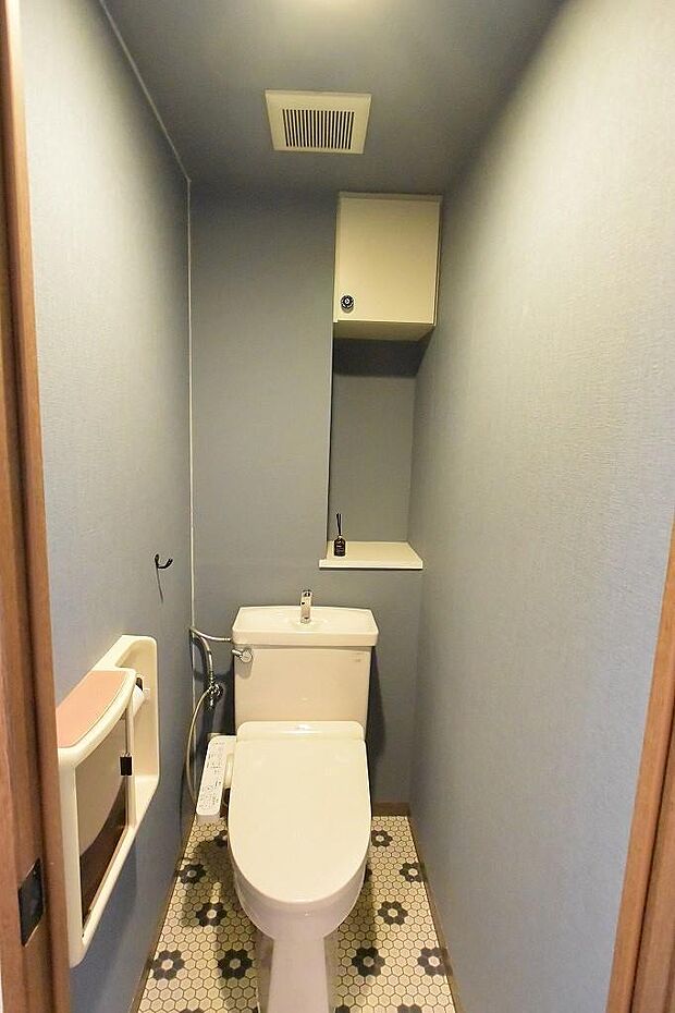 トイレはシャワートイレ付きの便座になります。上部に収納が付いているのも嬉しいですね。