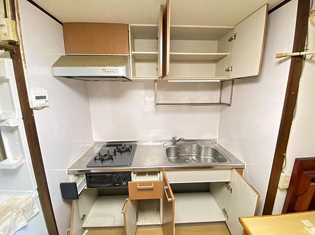 シンクやコンロの下は、調理器具の出し入れもスムーズに行える収納でスペースを有効活用できます！