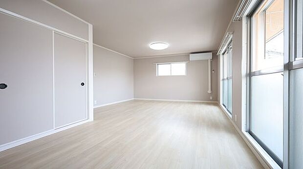 清潔感のある明るいフローリングがお部屋に馴染み、心地よい空間を演出します。