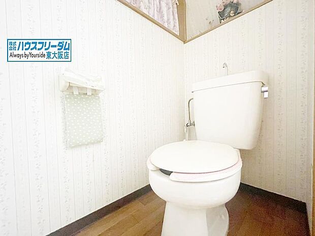 白を基調とした清潔感のあるトイレです♪