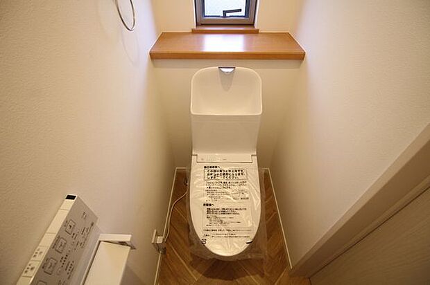 ウォッシュレット付きトイレです。もちろん窓も付いてるので空気の入れ替えも気軽にできます。