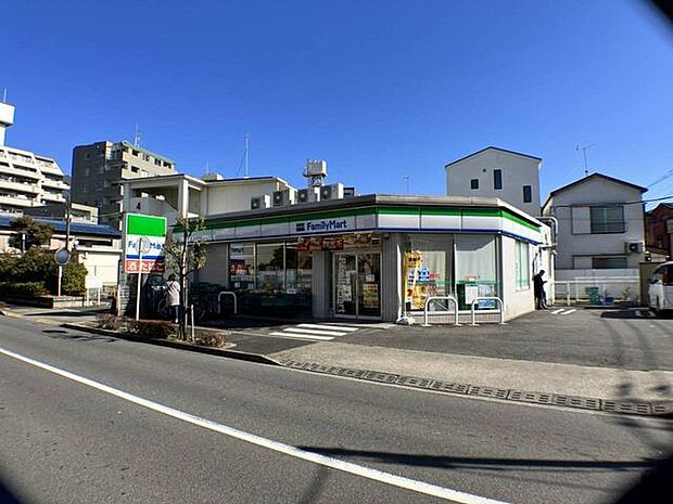 ファミリーマート　足立東和店 380m