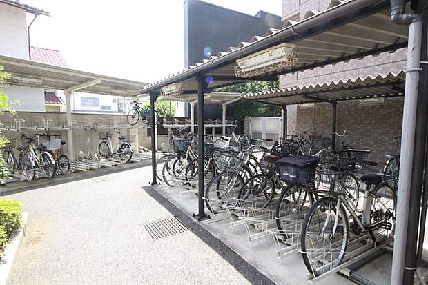 【駐輪場】屋根付きなので雨から守ってくれます。