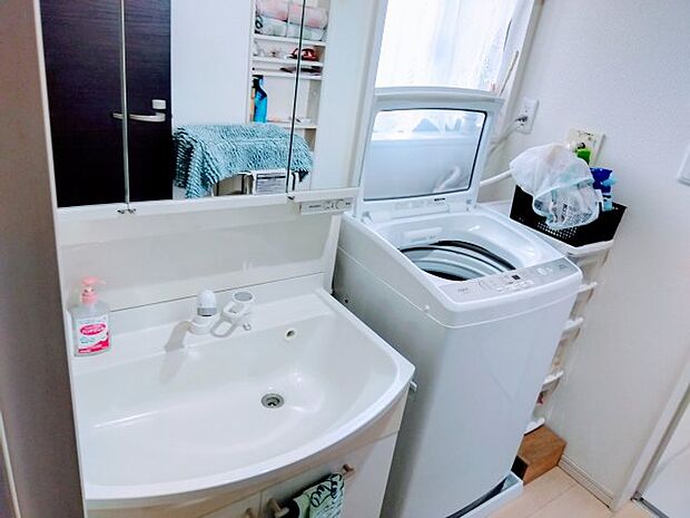 独立洗面台があるので収納スペースも多くあります。身支度に便利な三面鏡です。