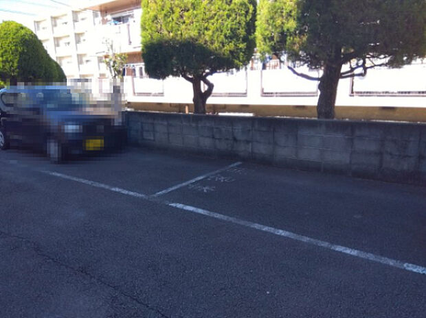 駐車場は1部屋につき1台あります。また来客用の駐車場もあります。