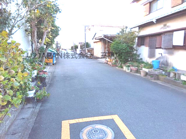 前面道路は広々としています