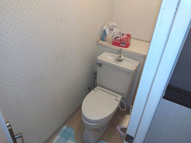 清潔感のあるトイレです。後ろが棚になっているのでトイレットペーパーの予備や芳香剤が置けます。