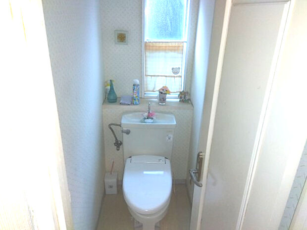 トイレには窓があり明るい室内です。棚があるので小物や芳香剤が置けて便利です。