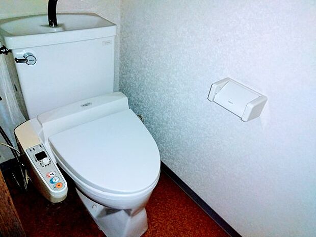 清潔感のあるトイレです。壁紙が白なので空間が広く感じます。