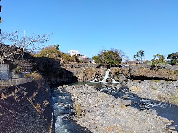 鮎壺の滝が近くにあります。近くに公園もあるので休日にお出掛け出来ますよ。