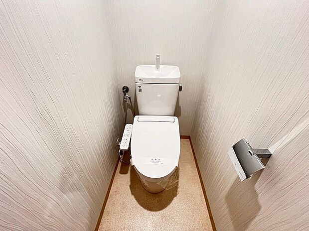 白を基調とした清潔感のあるウォシュレット付きのトイレはリラックスできる空間です！