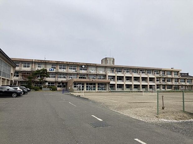 矢沢中学校まで1500ｍ（徒歩約19分）。