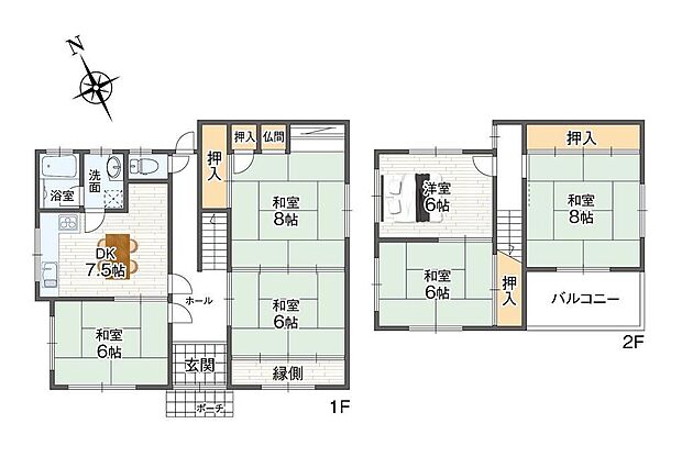 ゆとりある広さの敷地ですので、建物が正方形に近い形状の間取りで建てられており、室内はゆったりとしています。駐車スペースには、1台分のカーポートがございます。