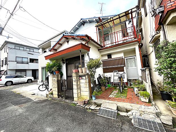 JR八尾駅へ徒歩10分！近鉄八尾駅へも徒歩15分の便利な住環境♪道路をわたるとすぐに児童遊園で、快適で豊かな暮らしが叶う立地です！