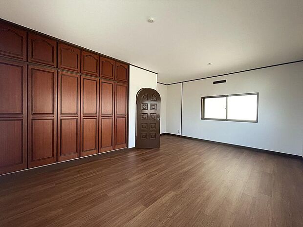 3階約13帖の洋室です。アーチ型の扉と、クローゼットの飾りが印象的です。ブリティッシュスタイルのインテリアが映えそうです。
