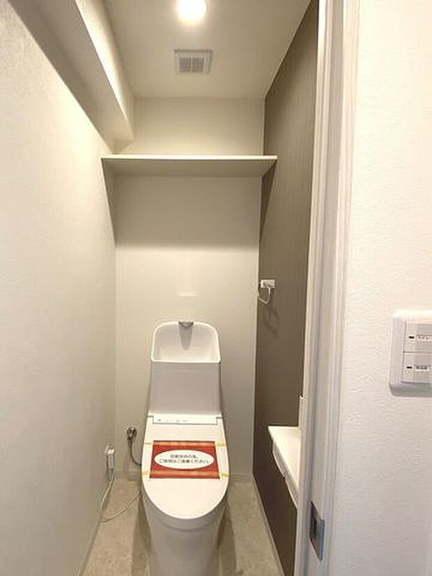 温水洗浄便座付きトイレ。上部棚があるので掃除用品やペーパーの保管にも便利です！