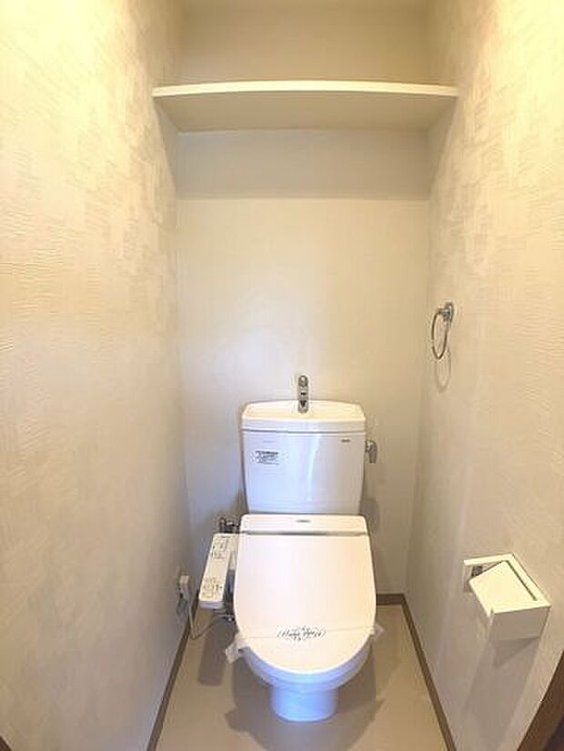 温水洗浄便座付きトイレです！上部の棚にペーパーの保管もできます！