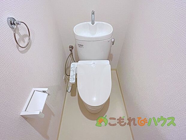 節水型でエコなトイレには、今では当たり前のウォシュレット付き。