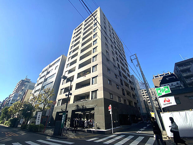 甘酒横丁通り沿いの角地に立地。マンションの目の前が賑わいのある商店街に面した、好立地の物件！３面接道です。