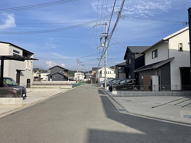 前面道路６ｍ。通り抜けできない立地でお子様を外で遊ばせても安心です。