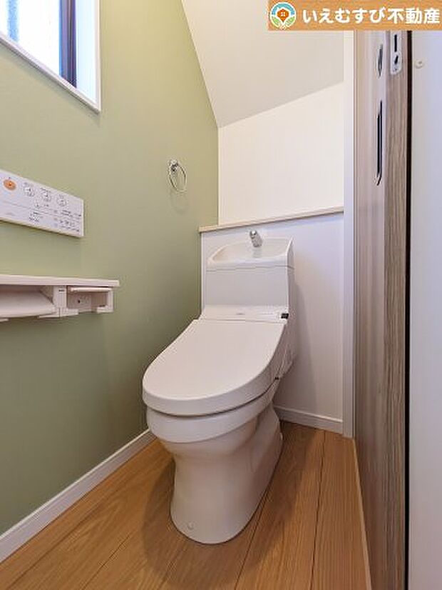 シンプルで清潔感のあるトイレ　窓付きで明るく、お掃除しやすいシンプルな空間♪アクセントクロスがおしゃれ！
