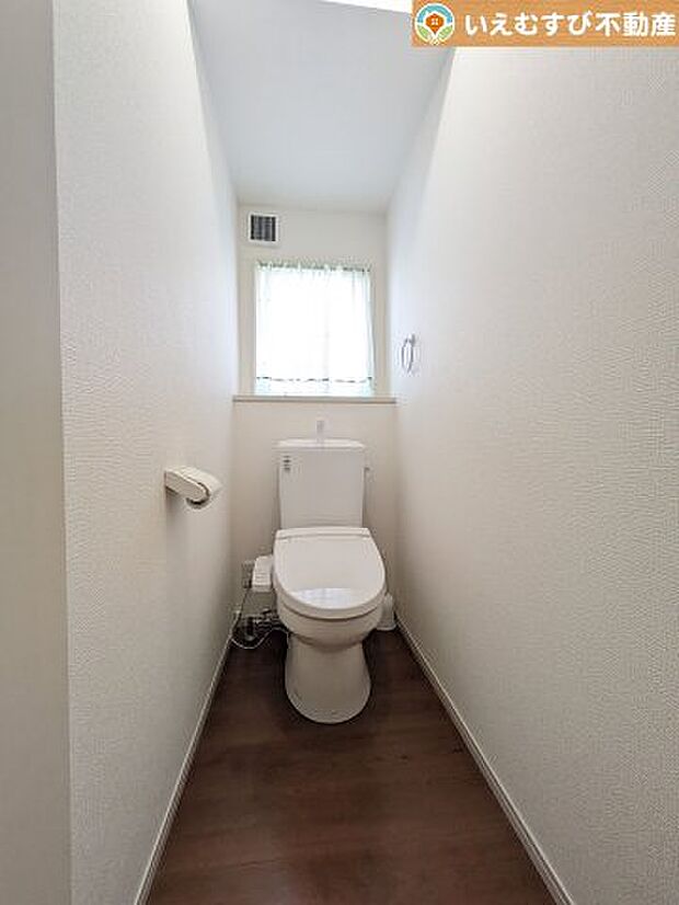 シンプルで清潔感のあるトイレ　窓付きで明るく、お掃除しやすいシンプルな空間♪