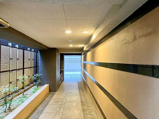 共用の回廊部分。刷毛引きの左官壁等、和風の意匠が随所にございます。
