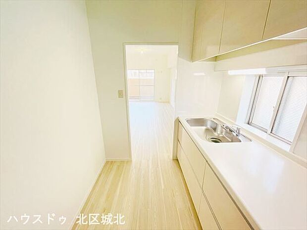 白を基調とした清潔感のあるキッチンです。食器棚を置くスペースも充分あります。