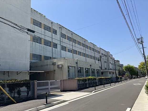 名古屋市立天神山中学校【名古屋市立天神山中学校】【教育目標】・自ら律しつつ、人権を尊重する心、命を大切にする心、美しいものや自然に感動する心、公共のために尽くそうとする心など、豊かな心の育成に…