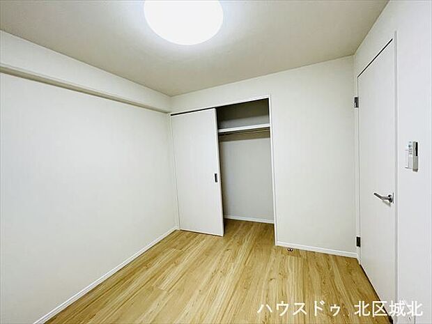 4.6帖洋室：コンパクトですが、なんとWICを完備。収納スペースをそこに集約できれば、お部屋は広く使うことができます。