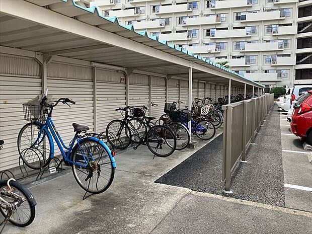 駐輪場です。屋根が付いていますので、自転車が雨で濡れることなく保管することができます。