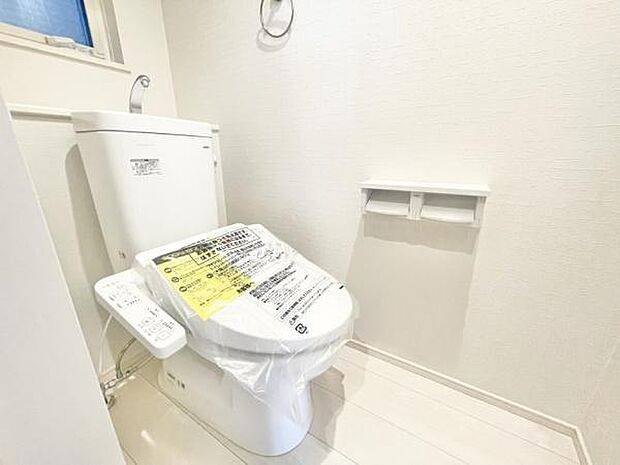 シャワー洗浄機能付トイレは標準仕様。冬場は暖かシートヒーターも装備！　表面コートでキレイ長持ち！省エネ節水仕様の温水洗浄トイレ！