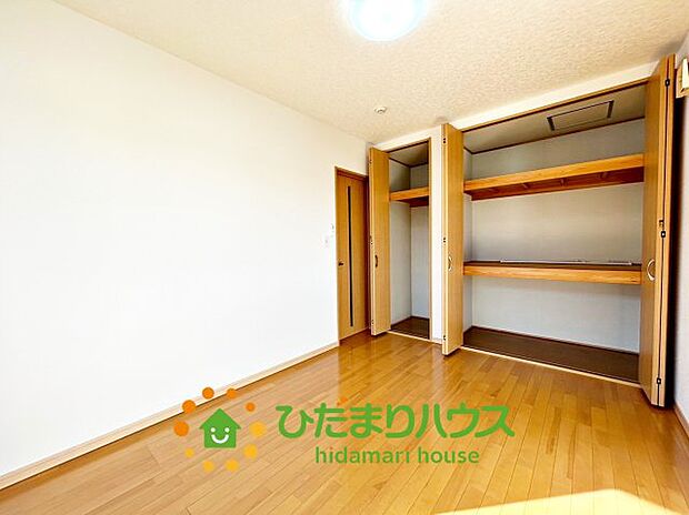 大型の収納は、お部屋すっきりまとめてくれます。