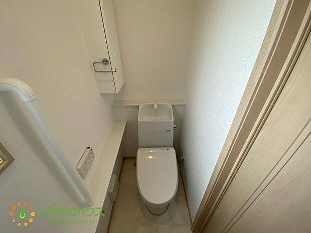 白を基調としたトイレは、インテリア次第でどんな空間になるかワクワクしますね♪　