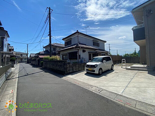 前面道路から駐車がらくらく。