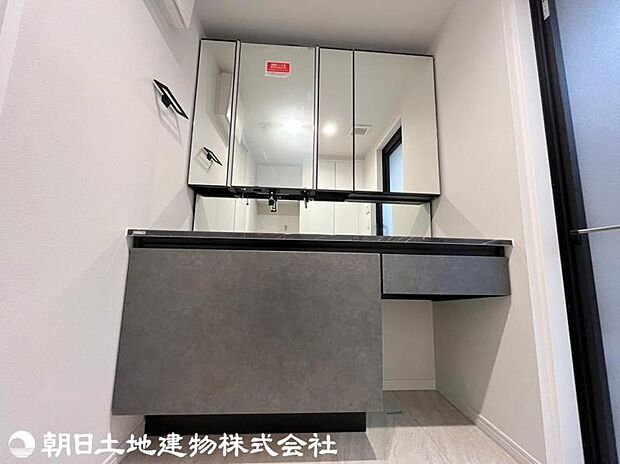 脱衣スペースを含む空間はゆとりの広さを設け、また洗面化粧台の鏡の後ろに収納スペースを設ける事により、散らかりやすい洗面スペースをスッキリ保てます。
