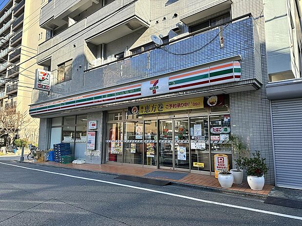 セブン-イレブン 新宿東五軒町店、徒歩1分、100m