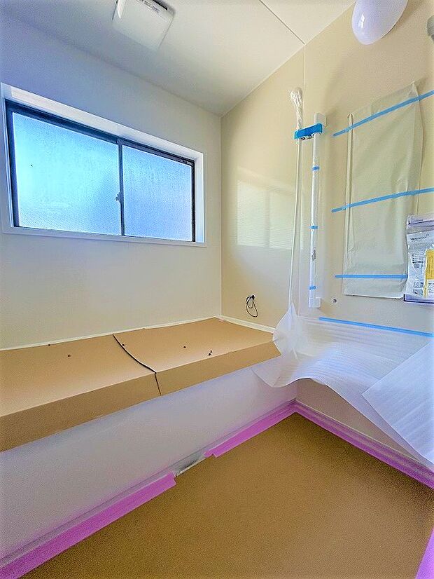 【リフォーム中／ユニットバス】浴室はハウステック製の新品のユニットバスに交換しました。浴槽には滑り止めの凹凸があり、床は濡れた状態でも滑りにくい加工がされている安心設計です。