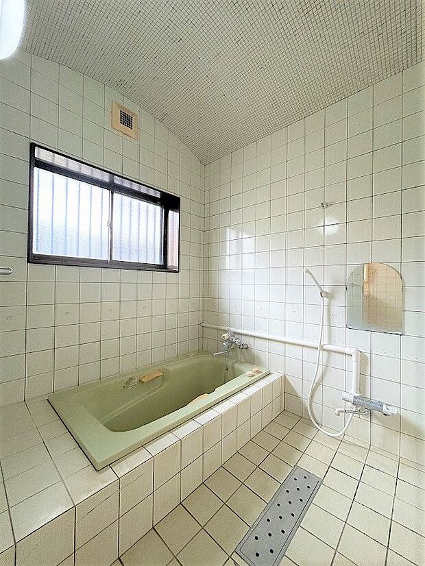 【現況販売】備え付けの浴室は1坪サイズです。こちらも現況でのお引渡しとなります。