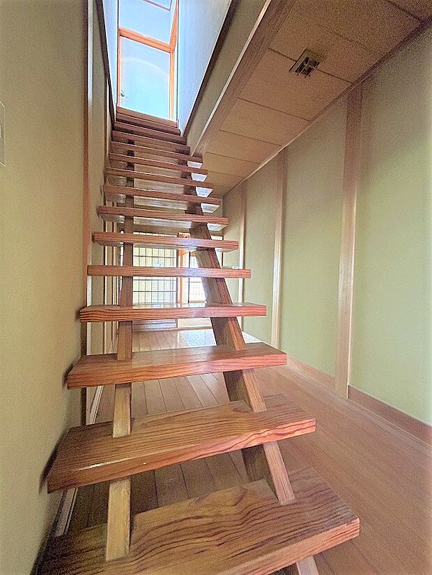 【現況販売】階段の様子です。幅が広いおしゃれな階段です。